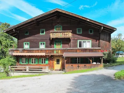 Das Gebäude in dem sich das Ferienhaus befindet