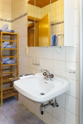 Ein Badezimmer in der Unterkunft Apartment Neuner-2 by Interhome