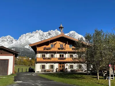 Ein allgemeiner Bergblick oder ein Berglick von des Bauernhofs aus