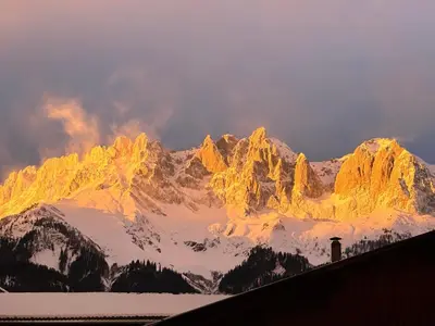 Ein allgemeiner Bergblick oder ein Berglick von des Bauernhofs aus