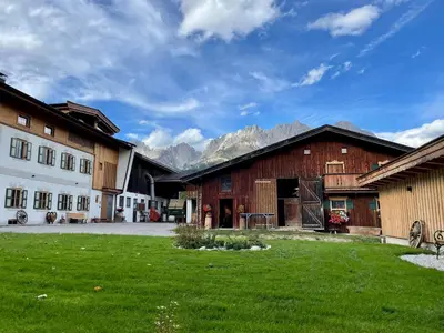 Das Gebäude in dem sich der Bauernhof befindet
