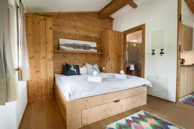 Ein Bett oder Betten in einem Zimmer der Unterkunft Ski-in-Ski-out Asten Studio by Alpine Host Helpers