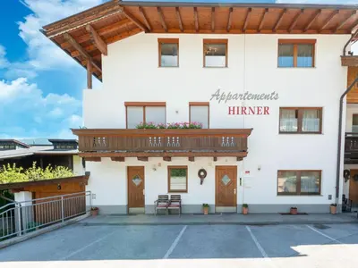 Das Gebäude in dem sich das Ferienhaus befindet