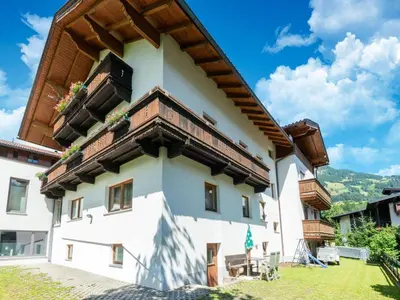 Das Gebäude in dem sich das Ferienhaus befindet