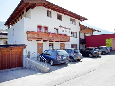 Das Gebäude in dem sich das Ferienhaus befindet
