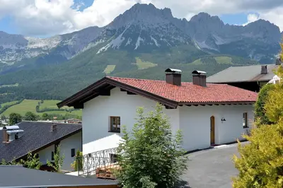 Ein allgemeiner Bergblick oder ein Berglick von der Ferienwohnung aus
