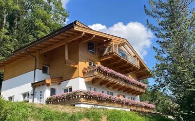 Das Gebäude in dem sich das Ferienhaus befindet