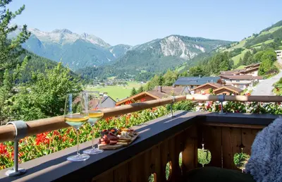 Ein allgemeiner Bergblick oder ein Berglick von des Ferienhauses aus