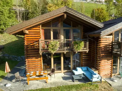 Das Gebäude in dem sich das Ferienhaus befindet