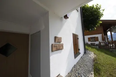 Das Gebäude in dem sich das Ferienhaus befindet