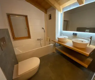 Ein Badezimmer in der Unterkunft Schöneben Chalet Waldblick