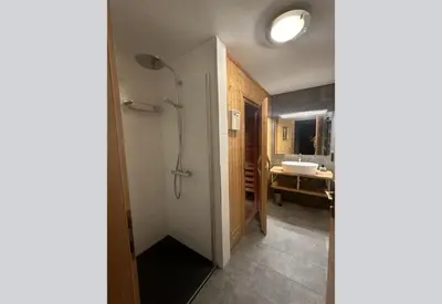 Ein Badezimmer in der Unterkunft Schöneben Chalet Waldblick