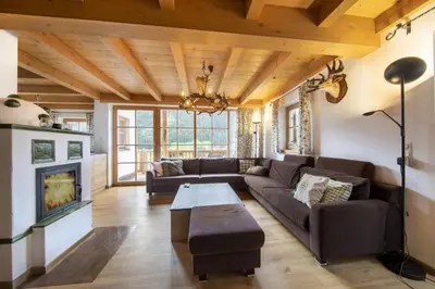 Ein Sitzbereich in der Unterkunft Schöneben Chalet Holzblick