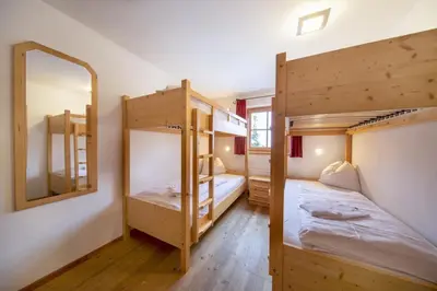 Ein Bett oder Betten in einem Zimmer der Unterkunft Schöneben Chalet Holzblick