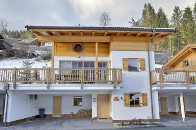 Das Gebäude in dem sich das Ferienhaus befindet