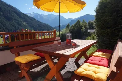 Ein allgemeiner Bergblick oder ein Berglick von des Ferienhauses aus