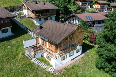 Das Gebäude in dem sich das Ferienhaus befindet