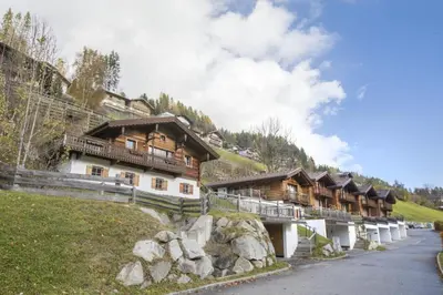 Das Gebäude in dem sich das Ferienhaus befindet