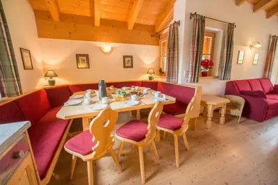 Ein Sitzbereich in der Unterkunft Schöneben Chalet Drei Sonnen