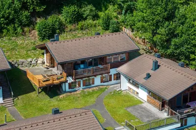 Das Gebäude in dem sich das Ferienhaus befindet