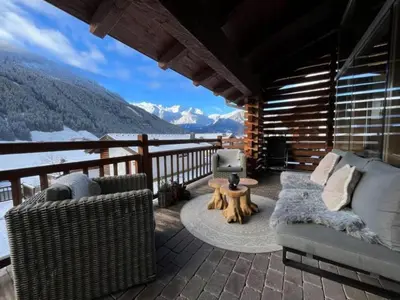 Ein allgemeiner Bergblick oder ein Berglick von des Ferienhauses aus