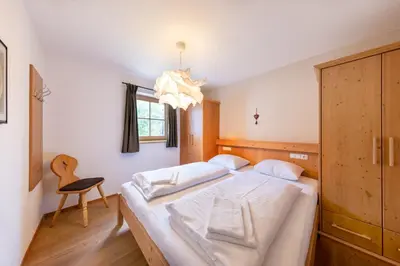 Ein Bett oder Betten in einem Zimmer der Unterkunft Schöneben Chalet Edelhirsch