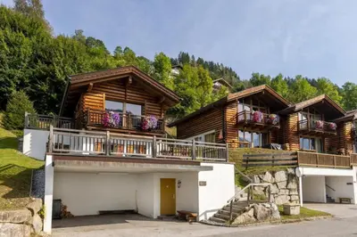 Das Gebäude in dem sich das Ferienhaus befindet