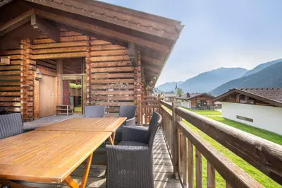 Ein allgemeiner Bergblick oder ein Berglick von des Ferienhauses aus