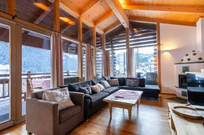 Ein Sitzbereich in der Unterkunft Schöneben Chalet Wiesenwald