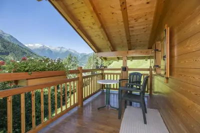 Ein allgemeiner Bergblick oder ein Berglick von des Ferienhauses aus