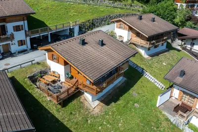 Das Gebäude in dem sich das Ferienhaus befindet