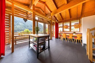 Ein allgemeiner Bergblick oder ein Berglick von des Ferienhauses aus