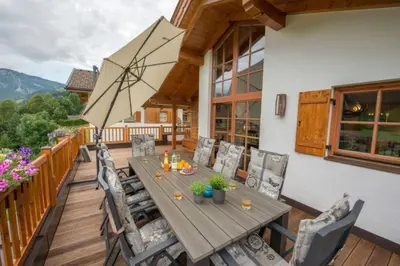 Ein allgemeiner Bergblick oder ein Berglick von des Ferienhauses aus