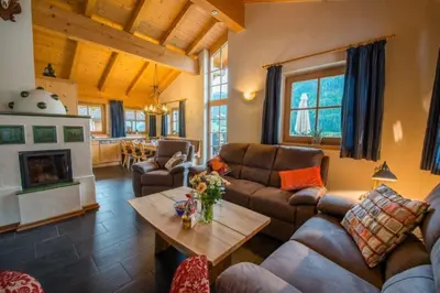 Ein Sitzbereich in der Unterkunft Schöneben Chalet MiJoBa