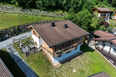 Das Gebäude in dem sich das Ferienhaus befindet