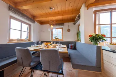 Ein Sitzbereich in der Unterkunft Schöneben Chalet Steinlinge
