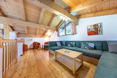 Ein Sitzbereich in der Unterkunft Schöneben Chalet Enzian