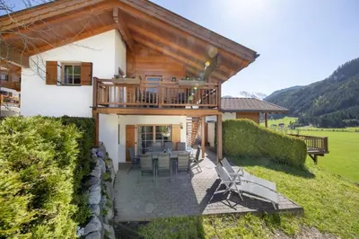 Ein allgemeiner Bergblick oder ein Berglick von des Ferienhauses aus