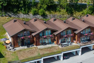 Das Gebäude in dem sich das Ferienhaus befindet