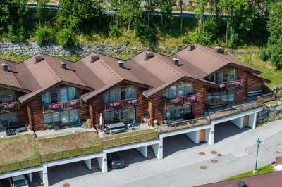 Das Gebäude in dem sich das Ferienhaus befindet