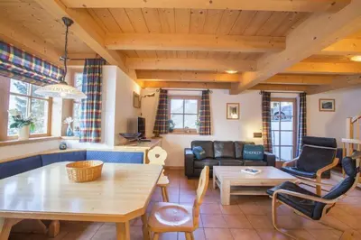 Ein Sitzbereich in der Unterkunft Schöneben Chalet Schöneck