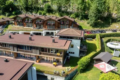 Das Gebäude in dem sich das Ferienhaus befindet