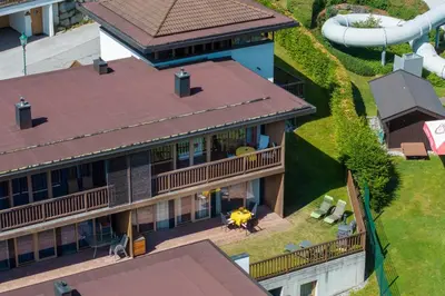 Das Gebäude in dem sich das Ferienhaus befindet
