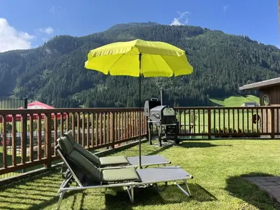 Ein allgemeiner Bergblick oder ein Berglick von des Ferienhauses aus