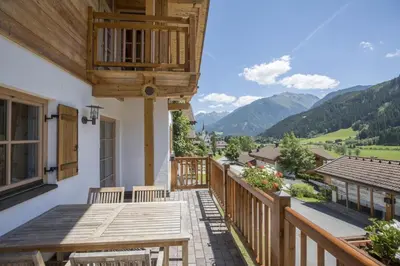 Ein allgemeiner Bergblick oder ein Berglick von des Ferienhauses aus