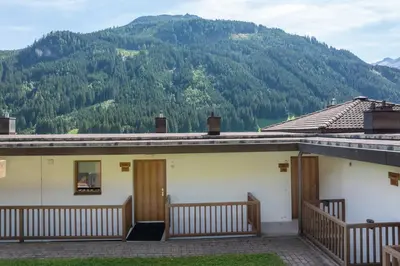 Ein allgemeiner Bergblick oder ein Berglick von des Ferienhauses aus