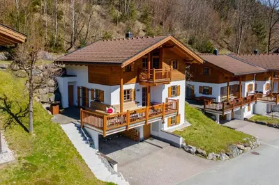 Das Gebäude in dem sich das Ferienhaus befindet
