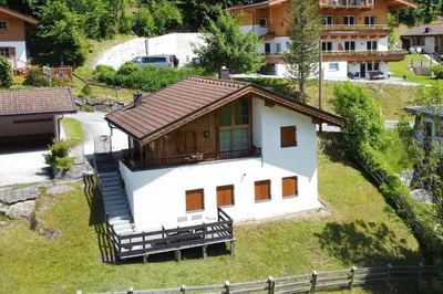 Das Gebäude in dem sich das Ferienhaus befindet