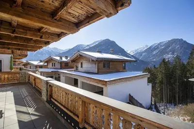 Ein allgemeiner Bergblick oder ein Berglick von des Ferienhauses aus