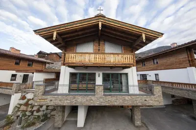 Das Gebäude in dem sich das Ferienhaus befindet